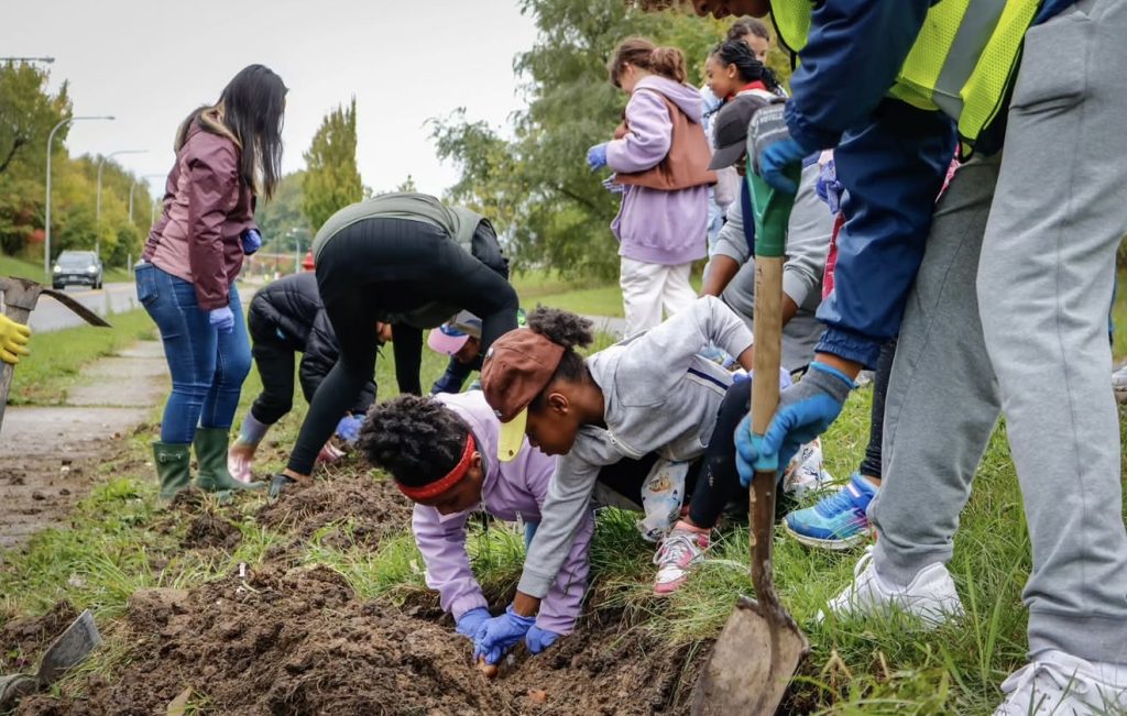 Community volunteers improving William L. Gaiter Parkway